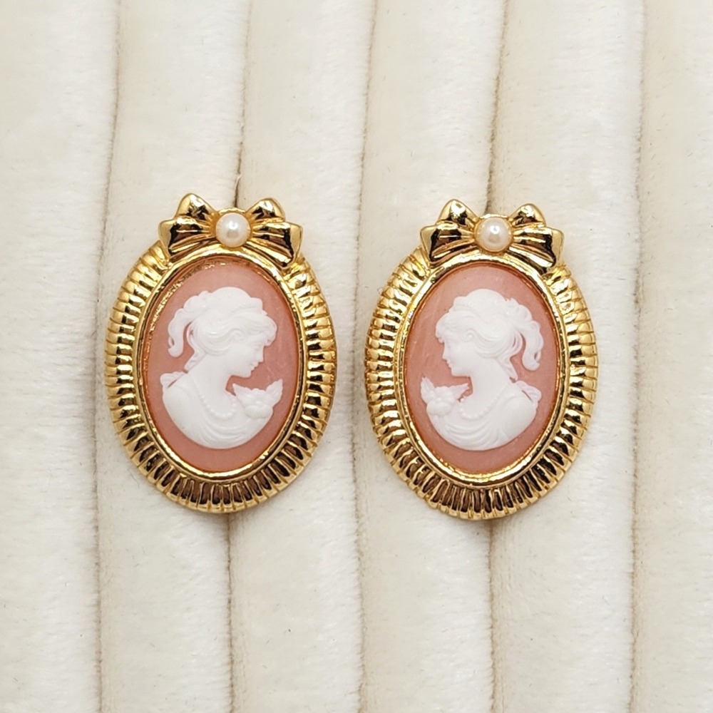 Vintage Avon Romantic Portraits Pink Cameo Clip On Earring Bow Pearl Cottagecore